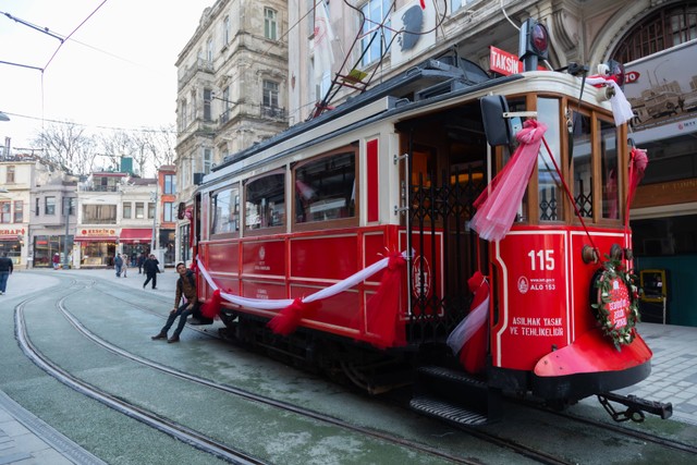 Jam buka istiklal street, Foto oleh Bakhrom Tursunov di Unsplash