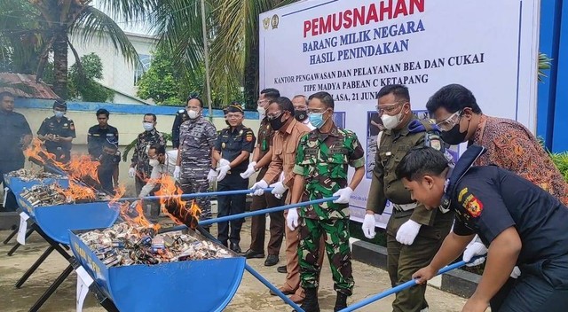 Pemusnahan puluhan ribu bungkus rokok ilegal. Foto: Bernadhi Omar/Hi!Pontianak