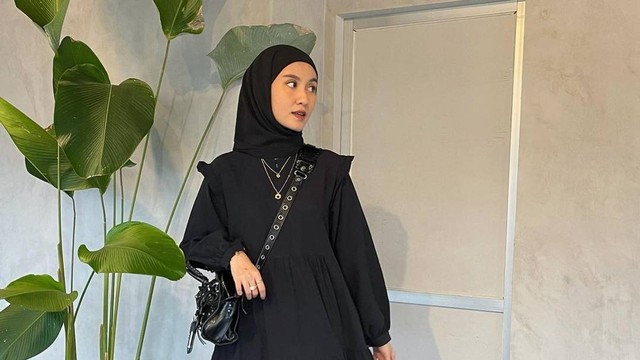 Mix and match outfit hijab 'cewek mamba'. Foto: Instagram.com/inasrana