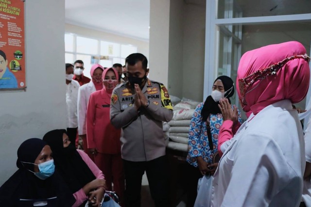 Rayakan HUT Bhayangkara, Polresta Cirebon dan DPPKBP3A Kabupaten Cirebon memberikan layanan KB Gratis kepada masyarakat.(Juan)