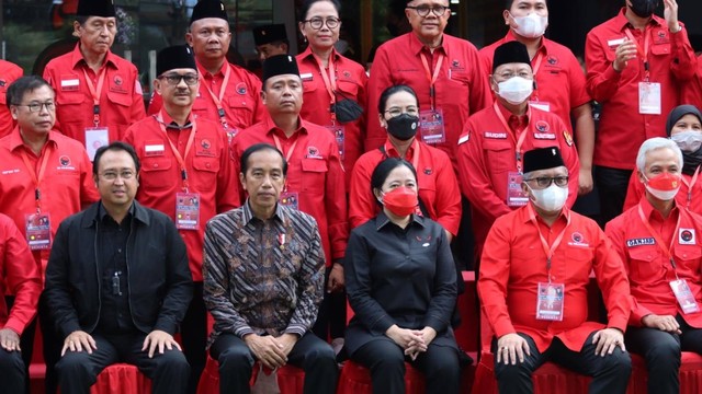 Presiden Jokowi berfoto dengan jajaran elite PDIP di Rakernas partai. Foto: PDIP