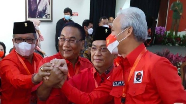 Momen Ketua Bappilu PDIP Bambang Wuryanto (Bambang Pacul) dan Gubernur Jateng Ganjar Pranowo Berjabat Tangan. Foto: Dok. Istimewa