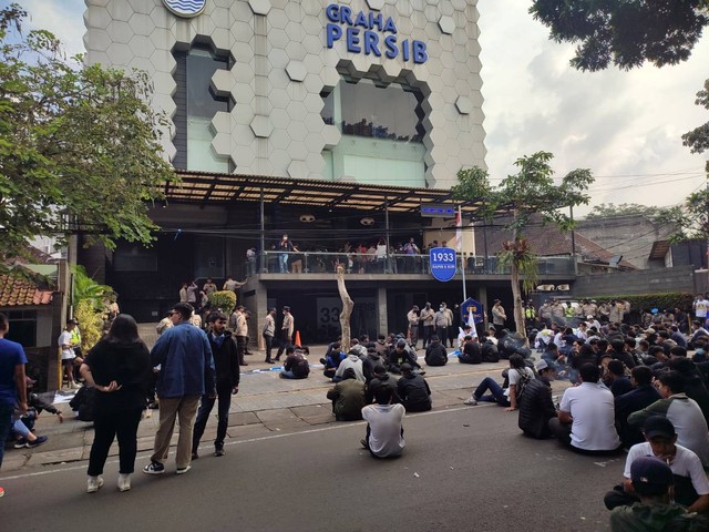 Ratusan Bobotoh ketika menyampaikan aspirasi di Graha Persib di Jalan Sulanjana, Kota Bandung, terkait insiden tewasnya dua Bobotoh. Foto: Rachmadi Rasyad/kumparan