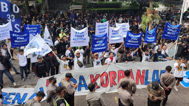 Ratusan Bobotoh ketika menyampaikan aspirasi di Graha Persib di Jalan Sulanjana, Kota Bandung, terkait insiden tewasnya dua Bobotoh. Foto: Rachmadi Rasyad/kumparan