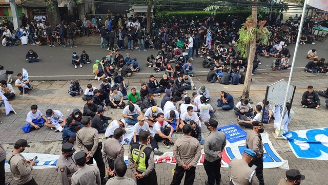 Ratusan Bobotoh ketika menyampaikan aspirasi di Graha Persib di Jalan Sulanjana, Kota Bandung, terkait insiden tewasnya dua Bobotoh. Foto: Rachmadi Rasyad/kumparan