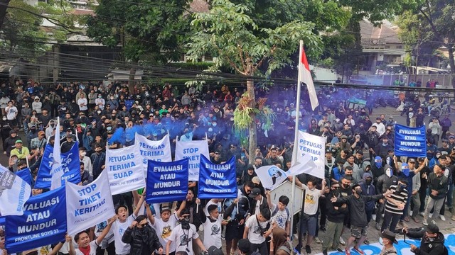 Ratusan Bobotoh ketika menyampaikan aspirasi di Graha Persib di Jalan Sulanjana, Kota Bandung, terkait insiden tewasnya dua Bobotoh. Foto: Rachmadi Rasyad/kumparan