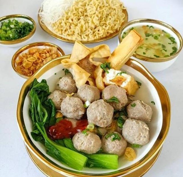 Bakso yang dilengkapi dengan beragam topping, seperti kaldu, pangsit, tahu coklat, bawang goreng, seledri, mie kuning, dan bihun. (Foto: @deviirwantari)