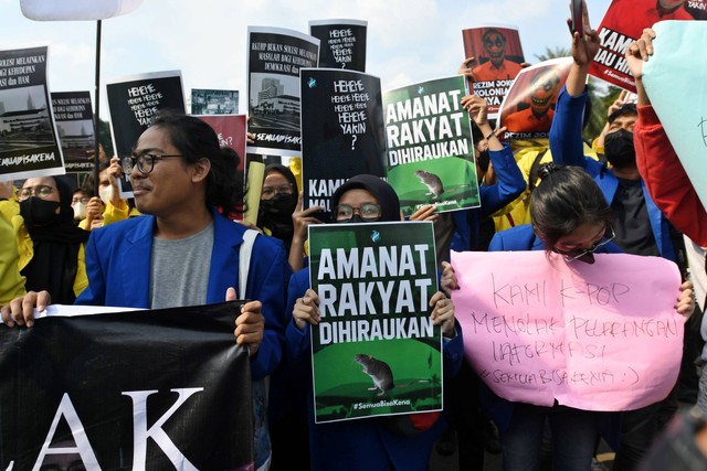 Sejumlah mahasiswa dari beberapa universitas berunjuk rasa terkait pengesahan Revisi Kitab Undang-Undang Hukum Pidana (RKUHP) di kawasan patung Arjuna Wijaya, Jakarta, Selasa (21/6/2022). Foto: Aditya Pradana Putra/ANTARA FOTO