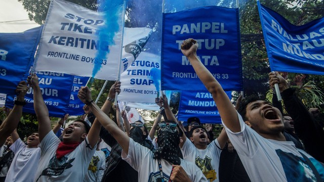 Bobotoh atau suporter Persib Bandung berunjuk rasa di depan Graha Persib, Bandung, Jawa Barat, Selasa (21/6/2022). Foto: Novrian Arbi/Antara Foto