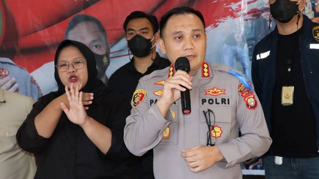 Kapolres Metro Jakarta Barat Kombes Pol Pasma Royce saat jumpa pers kasus penusukan WN China di Polres Metro Jakarta Barat. Foto: Polres Metro Jakarta Barat