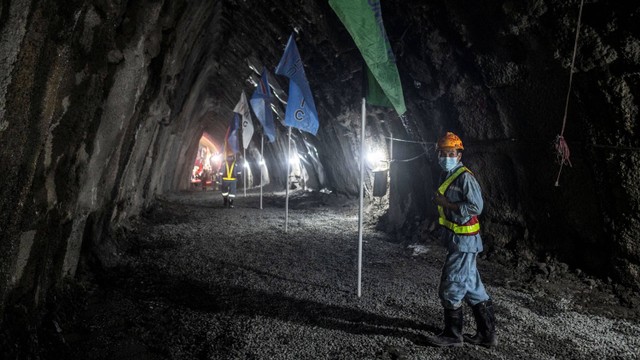 Pekerja berjalan di area proyek tunnel dua Kereta Cepat Jakarta-Bandung (KCJB) di Jatiluhur, Kabupaten Purwakarta, Jawa Barat, Selasa (21/6/2022). Foto: Aprillio Akbar/Antara Foto