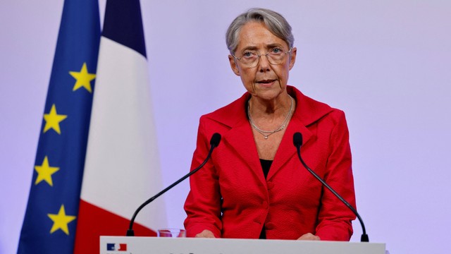 Perdana Menteri Prancis Elisabeth Borne memberikan pidato setelah hasil pertama pemilihan parlemen di Matignon di Paris pada Minggu (19/6/2022). Foto: Ludovic Marin/POOL / AFP