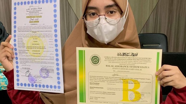 Pengambilan sertifikat halal. Foto: Mutiara Jasmine