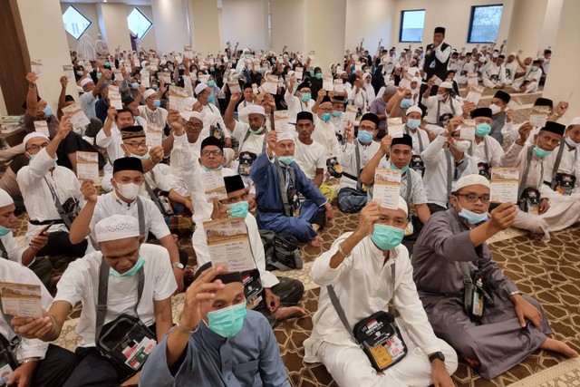 Jemaah haji Aceh terima dana wakaf Habib Bugak Asyi.
 Foto: Muhammad Iqbal/kumparan