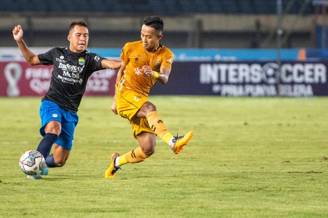 Pemain Bhayangkara FC Sani RF  berusaha menghadang pemain Persib Bandung Erwin Ramdani saat pertandingan Group C Piala Presiden 2022 di Stadion Si Jalak Harupat, Kabupaten Bandung, Jawa Barat, Selasa (21/6/2022).  Foto: M Agung Rajasa/ANTARA FOTO