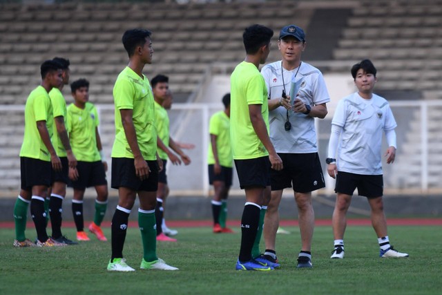 Pelatih Timnas Indonesia Shin Tae-yong memberikan arahan kepada pemain Timnas U-19 saat memimpin latihan di Stadion Madya, Kompeks Gelora Bung Karno, Jakarta, Selasa (21/6/2022).  Foto: Hafidz Mubarak A/ANTARA FOTO