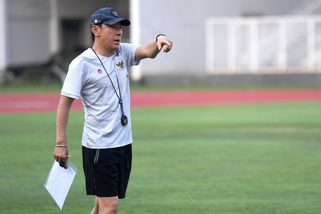 Pelatih Timnas Indonesia Shin Tae-yong memberikan arahan kepada pemain Timnas U-19 saat memimpin latihan di Stadion Madya, Kompeks Gelora Bung Karno, Jakarta, Selasa (21/6/2022).  Foto: Hafidz Mubarak A/ANTARA FOTO