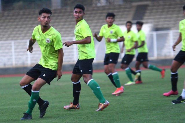 Sejumlah pemain Timnas U-19 mengikuti latihan di Stadion Madya, Kompeks Gelora Bung Karno, Jakarta, Selasa (21/6/2022). Foto: Hafidz Mubarak A/ANTARA FOTO