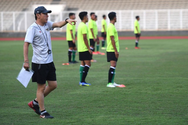 Pelatih Timnas Indonesia Shin Tae-yong memberikan arahan kepada pemain Timnas U-19 saat memimpin latihan di Stadion Madya, Kompeks Gelora Bung Karno, Jakarta, Selasa (21/6/2022).  Foto: Hafidz Mubarak A/ANTARA FOTO