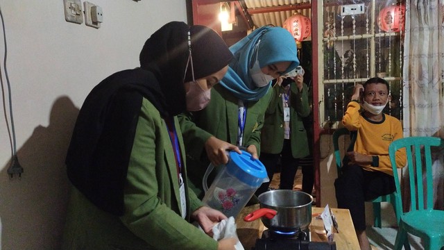 Kelompok 148 tengah mempraktikkan cara menyeduh produk Lawuh Tea (https://www.instagram.com/kknt148upnvjt/)