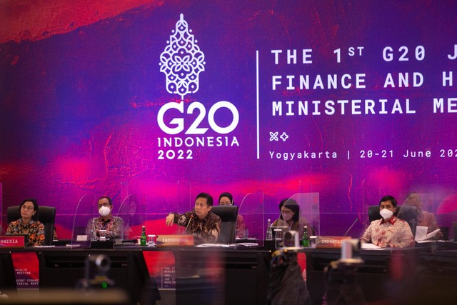 Menteri Keuangan Sri Mulyani dan Menteri Kesehatan Budi Gunadi Sadikin mengikuti pertemuan pertama G20 Joint Finance Health Ministerial Meeting di Sleman, DI Yogyakarta, Selasa (21/6/2022).  Foto: Wahyu Putro A/ANTARA FOTO