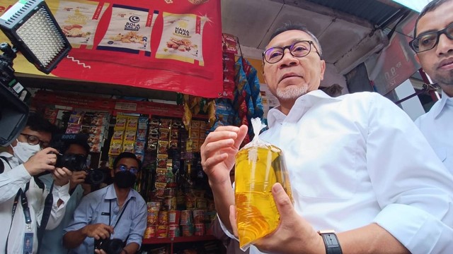 Kunjungan Menteri Perdagangan Zulkifli Hasan di Toko Cahaya, Klender, Duren Sawit, Jakarta Timur, Rabu (22/6/2022). Foto: Akbar Maulana/kumparan