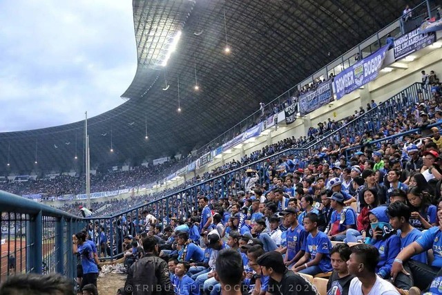 Bobotoh saat hadir di Stadion Gelora Bandung Lautan Api. Foto: instagram/@galeribobotoh