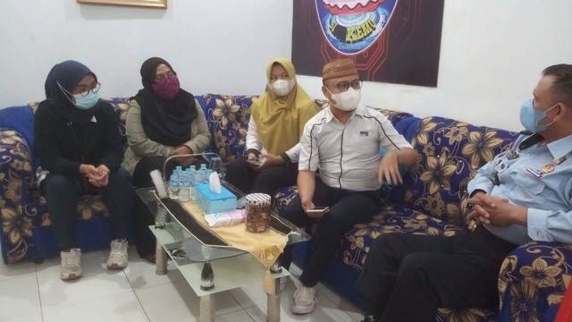 Kunjungan silaturahmi RRI Gorontalo diterima langsung oleh Kasi Binadik Lapas Gorontalo Kasdin Lato.