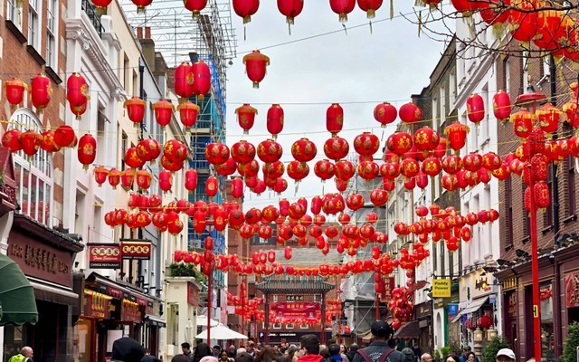 daya tarik chinatown singapore. sumber foto : unsplash/orang berjalan di bawah lampion.