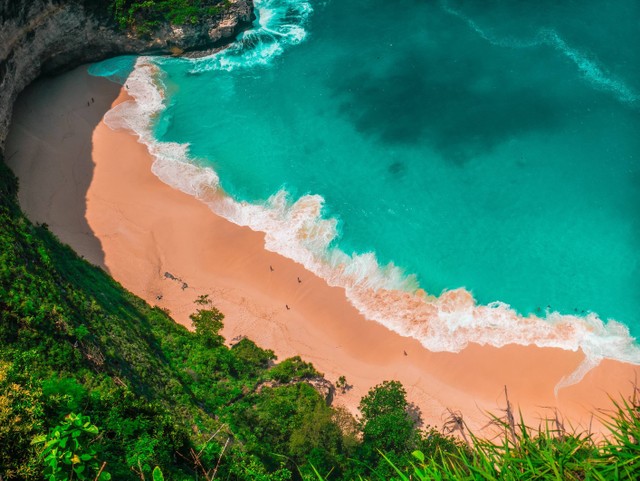 daya tarik pantai gunung payung. sumber foto : unsplash/felfin05.