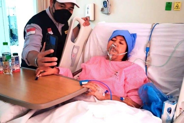 Siti Zahro, jemaah embarkasi JKG 11 yang sempat koma dan dirawat di RS Al Madinah, kini berangsur-angsur membaik. Foto: Kemkes RI