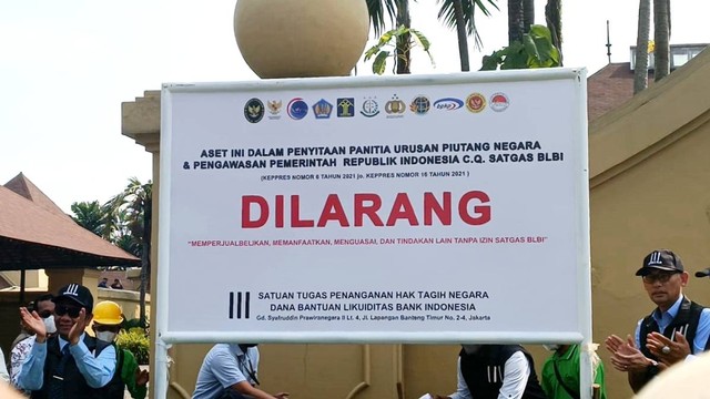 Penyitaan aset milik Setiawan Harjono dan Hendrawan Harjono pemilik Bank Aspac di Bogor, Rabu (22/6/2022). Foto: Ave Airiza Gunanto/kumparan