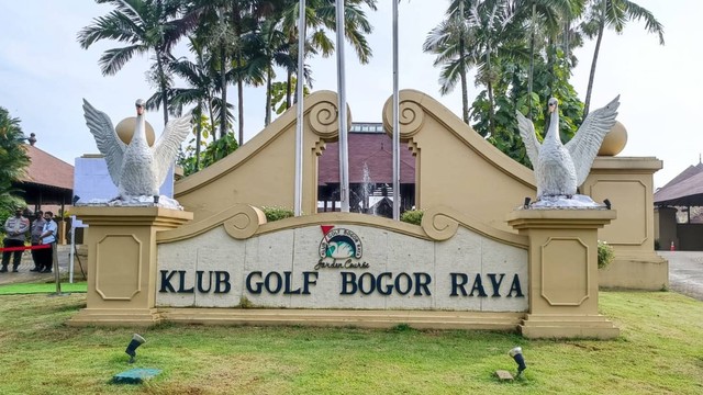 Penyitaan Klub Golf Bogor Raya, aset milik Setiawan Harjono dan Hendrawan Harjono pemilik Bank Aspac di Bogor, Rabu (22/6/2022). Foto: Ave Airiza Gunanto/kumparan