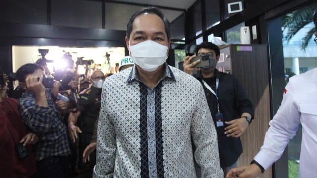 Mantan Menteri Perdagangan Muhammad Lutfi tiba untuk menjalani pemeriksaan di Gedung Bundar, Kejagung, Jakarta, Rabu (22/6/2022). Foto: Reno Esnir/ANTARA FOTO