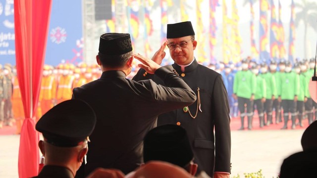 Gubernur DKI Jakarta, Anies Baswedan saat upacara peringatan hari jadi Jakarta ke-495, di lapangan Monas, Jakarta Pusat, pada Rabu (22/6/2022).  Foto: PPID DKI Jakarta