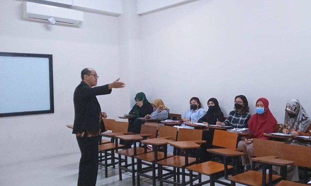 Doc : Pak Deni Darmawan saat mengajar di kelas.