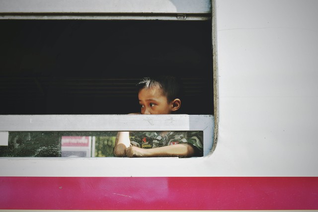 Apakah Anak di Bawah 5 Tahun Boleh Naik KRL? Ini Penjelasan Aturannya, Foto: Unsplash/DuangphornWiriya