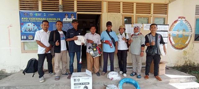 Yayasan Palung Serahkan Alat Pemadam Kebakaran di Lima Desa di KKU (105494)