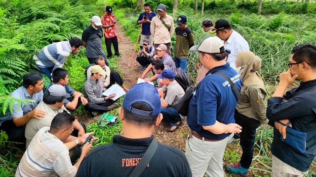 Peserta pelatihan antusias mengikuti praktek seleksi pohon plus (Sumber: Dokumentasi pribadi)