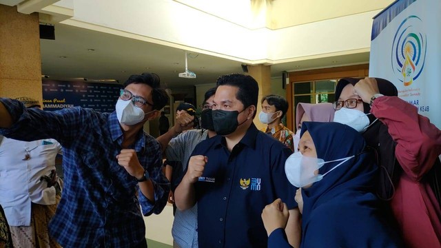 Menteri BUMN Erick Thohir berkunjung ke Kantor Pimpinan Pusat Muhammadiyah di Jalan Cik Di Tiro, Kota Yogyakarta pada Rabu (22/6/2022). Foto: Arfiansyah Panji Purnandaru/kumparan