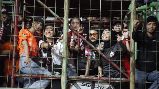Suporter wanita dalam sepak bola Indonesia. Foto: Dok. Fitria Wulandari
