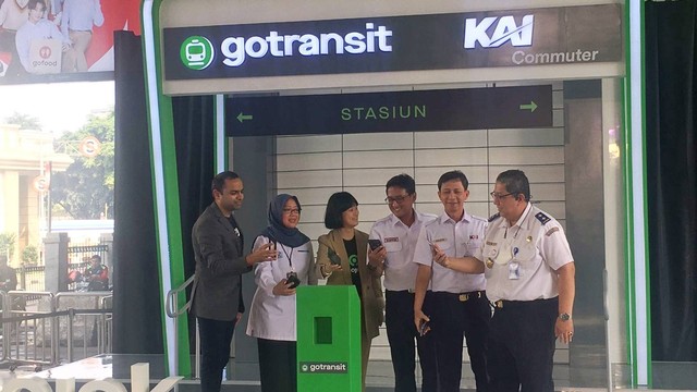 Peresmian pembelian tiket KRL melalui aplikasi Gojek di Stasiun Juanda, Gambir, Jakarta Pusat. Foto: Galang/kumparan