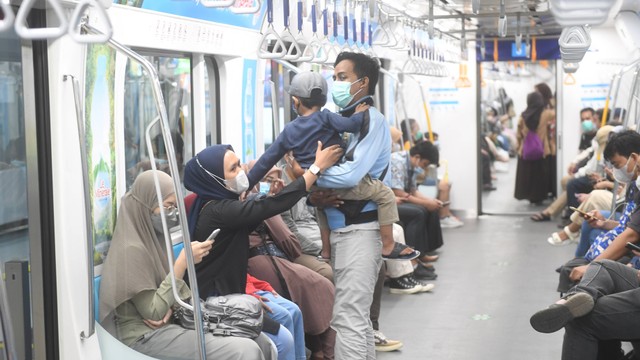 enumpang bersiap untuk duduk di atas atas MRT di Jakarta, Rabu (22/6/2022). Foto: Akbar Nugroho Gumay/ANTARA FOTO