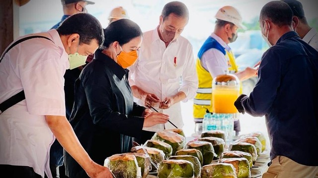 Presiden Jokowi bersama Ketua DPR Puan Maharani dan para pemimpin redaksi nasional minum air kelapa muda di area Ibukota Nusantara (IKN) di Penajam Paser Utara, Kalimantan Timur, Rabu (22/6/2022). Foto: Laily Rachev/Biro Pers Sekretariat Presiden