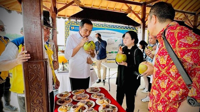 Presiden Jokowi bersama Ketua DPR Puan Maharani dan para pemimpin redaksi nasional minum air kelapa muda di area Ibukota Nusantara (IKN) di Penajam Paser Utara, Kalimantan Timur, Rabu (22/6/2022). Foto: Laily Rachev/Biro Pers Sekretariat Presiden