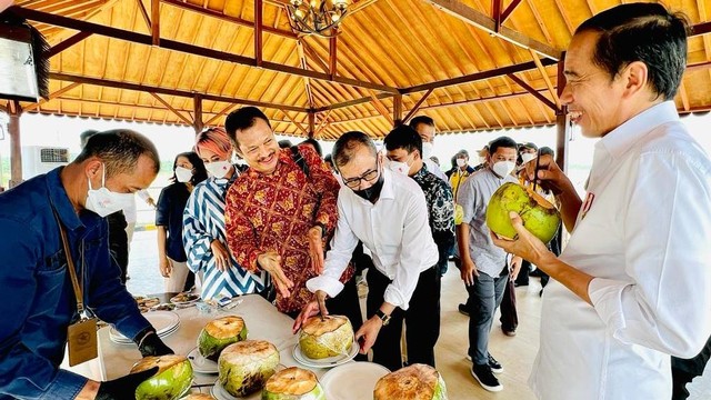 Presiden Jokowi bersama Ketua DPR Puan Maharani dan para pemimpin redaksi nasional minum air kelapa muda di area Ibukota Nusantara (IKN) di Penajam Paser Utara, Kalimantan Timur, Rabu (22/6/2022). Foto: Laily Rachev/Biro Pers Sekretariat Presiden