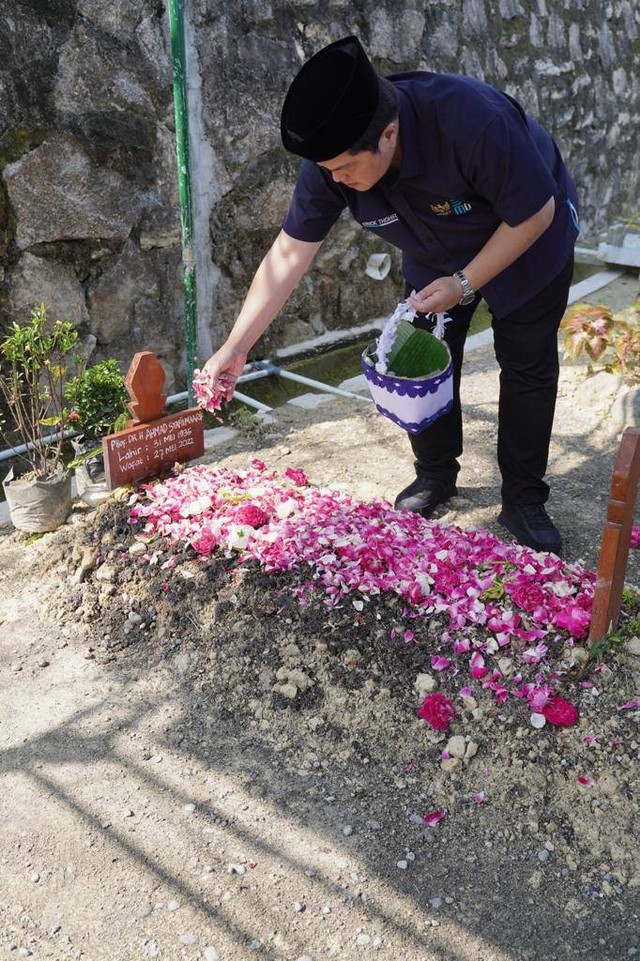 Menteri BUMN Erick Thohir berziarah ke makam Buya Syafii Maarif di Taman Makam Husnul Khotimah PKU Muhammadiyah, Kulon Progo, Rabu (22/6/2022). Foto: Dok. Istimewa