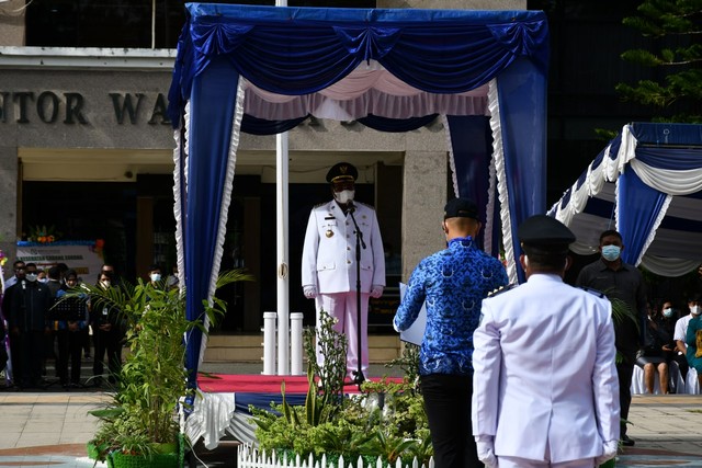 Wali Kota Sorong Lambert Jitmau bertindak sebagai inspektur upacara pada Upacara Bendera peringatan HUT ke-22 Kota Sorong, Selasa (1/3), foto: Yanti/Balleo News