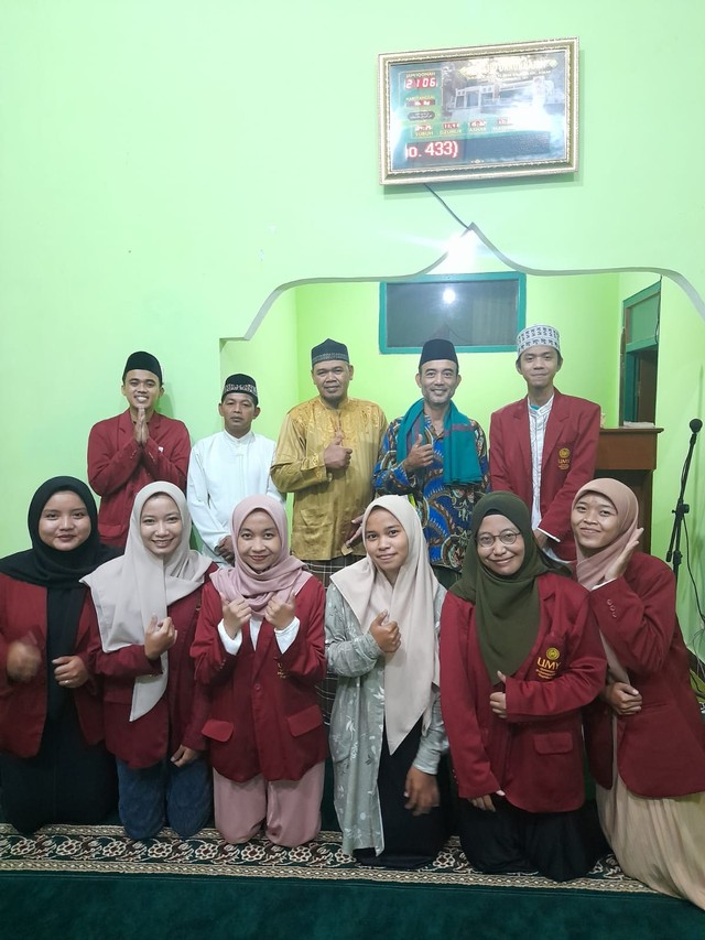 Foto bersama kelompok KKN MH 004 UMY dengan Kyai Nur Wahid dan Takmir Masjid Bapak Suparyono (Gambar: PDD KKN MH 004 UMY)