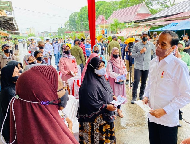 Presiden Joko Widodo membagikan bantuan langsung tunai (BLT) di pasar Angso Duo Jambi. Foto: Dok. Lukas-Biro Pers Sekretariat Presiden